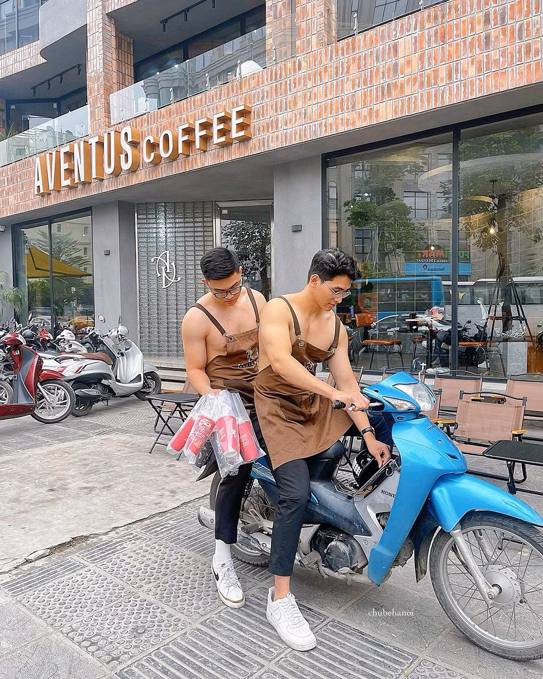 Nhiều người cho rằng đây là chiêu trò thu hút khách của quán nhưng với cách ăn mặc này khá phản cảm. Tuy nhiên, một bộ phận netizen khác thì bày tỏ sự thích thú dưới phần bình luận