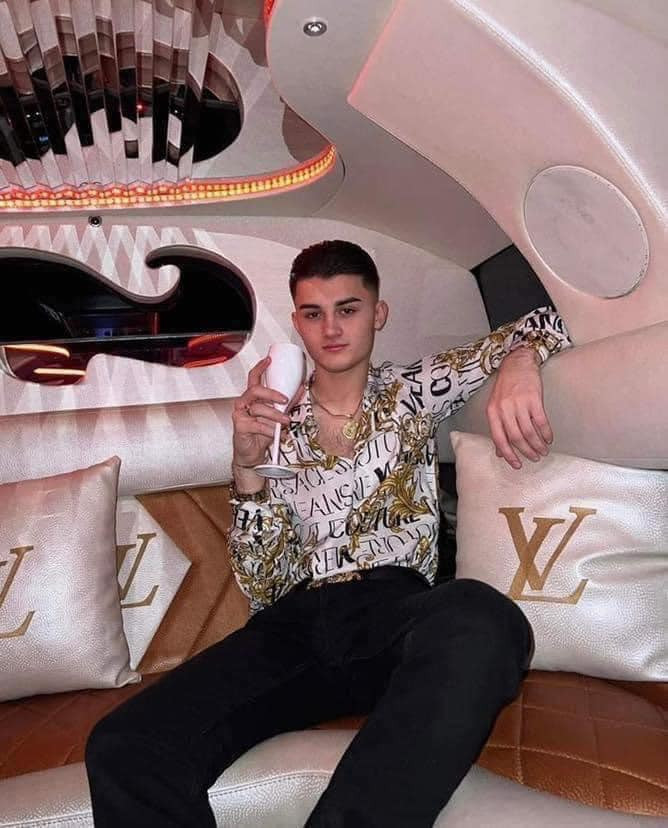 Anh chàng sinh năm 2003 từng chia sẻ những bức ảnh về giày Versace, xe hơi thể thao và khẳng định đó là quà do người bạn gái 76 tuổi tặng cho mình.