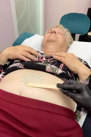 Nhiều người không thể tin một bà cụ U80 lại có thể mang thai được. Người ta cho rằng cặp đôi này chỉ đơn giản là làm trò để "câu tương tác" trên mạng xã hội mà thôi.