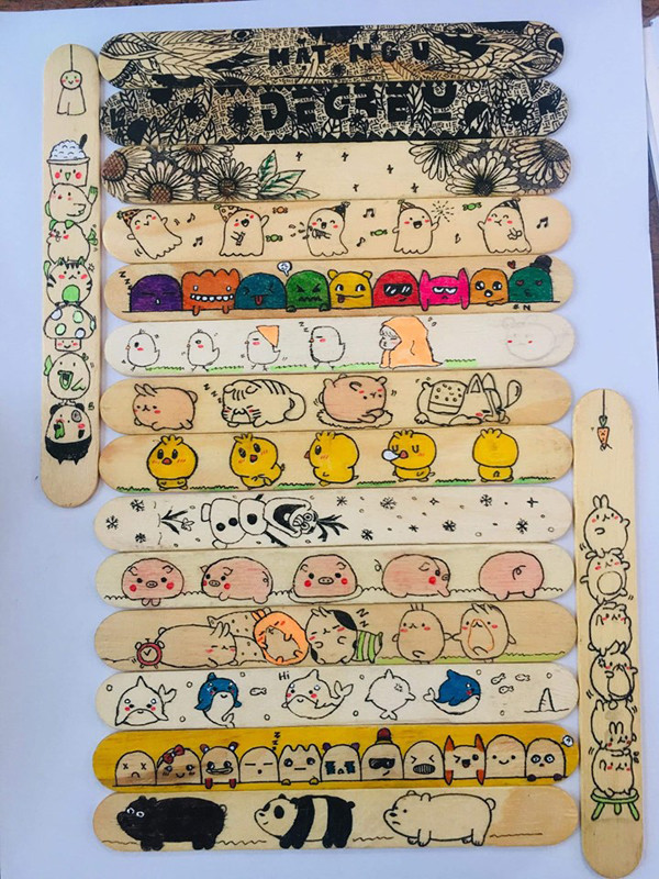 Việc bốc que gỗ kiểm tra như thế này chẳng khác nào chơi xổ số, ai may mắn thì "thoát", ai đen đủi thì phải chịu. Ngoài ra cho rằng, que gỗ của ai càng sặc sỡ, bắt mắt thì tần suất bị gọi tên càng cao. Bên cạnh cách dùng que gỗ, nhiều dân mạng cũng cho biết cách bốc thăm bằng giấy cũng công bằng và đơn giản hơn rất nhiều.