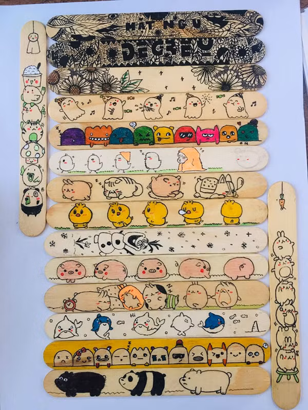 Việc bốc que gỗ kiểm tra như thế này chẳng khác nào chơi xổ số, ai may mắn thì "thoát", ai đen đủi thì phải chịu. Ngoài ra cho rằng, que gỗ của ai càng sặc sỡ, bắt mắt thì tần suất bị gọi tên càng cao. Bên cạnh cách dùng que gỗ, nhiều dân mạng cũng cho biết cách bốc thăm bằng giấy cũng công bằng và đơn giản hơn rất nhiều.