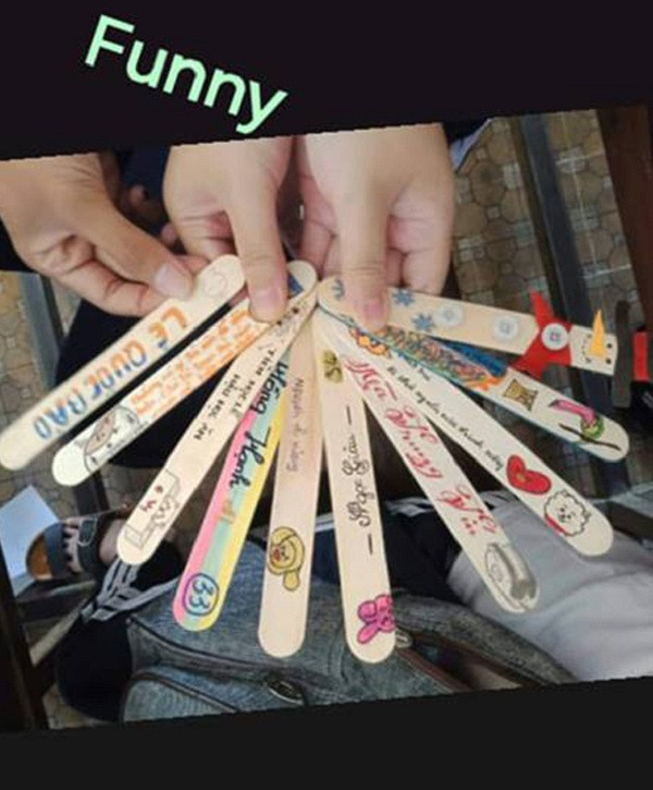 "Lớp mình cũng áp dụng cách này từ đầu năm học, vui lắm. Ai cũng thích tự trang trí que gỗ của mình" - Người dùng N.N.A bình luận. Facebooker có tên P.T.Y hài hước cho rằng kiểm tra như vậy chẳng khác nào vui chúa ngày xưa...thật thẻ bài thị tẩm.