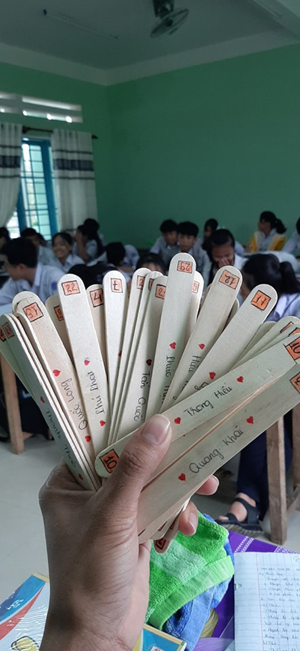 Theo đó, mỗi học sinh trong lớp ứng với một chiếc que, trên chiếc que có ghi tên và số thứ tự của từng người. Khi kiểm tra miệng đầu giờ, thầy, cô giáo sẽ bốc ngẫu nhiên một que.