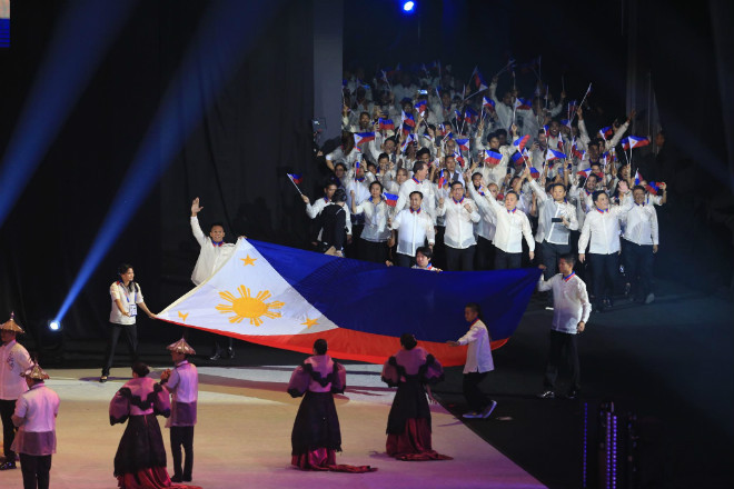 Đoàn thể thao Philippines với vai trò là nước chủ nhà bước ra sân khấu trong sự hò reo của khán giả.