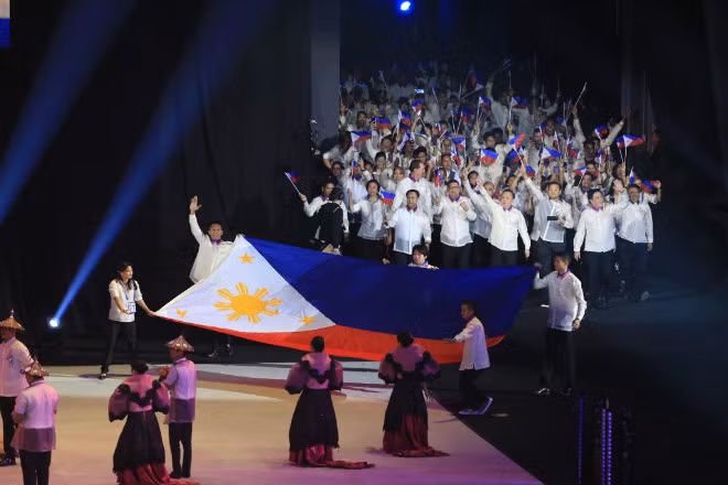 Đoàn thể thao Philippines với vai trò là nước chủ nhà bước ra sân khấu trong sự hò reo của khán giả.
