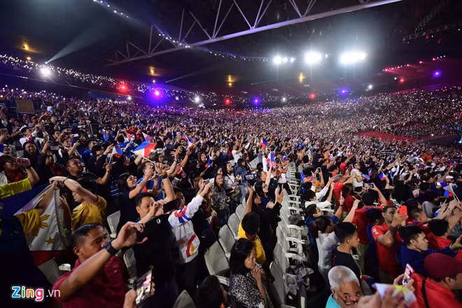 Đây là lần đầu tiên, lễ khai mạc SEA Games được tổ chức tại một sân vận động trong nhà. Hàng chục nghìn người đã có mặt để chào đón đoàn thể thao các nước tới Philippines dự đại hội Thể thao Đông Nam Á. Ảnh: Zing