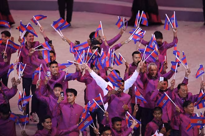 Campuchia diện trang phục màu tím, đồng tông màu với Quốc kì.