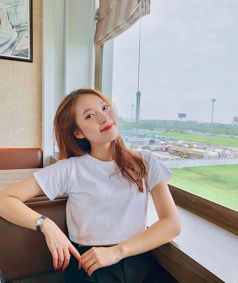 Khánh Vy (SN 1999) được biết đến lần đầu tiên qua clip nói chuyện bằng 7 thứ tiếng. Cô nàng hiện là một trong những MC trẻ nhất của VTV khi cầm mic các chương trình như 8 IELTS, Crack Em Up, Follow Us....