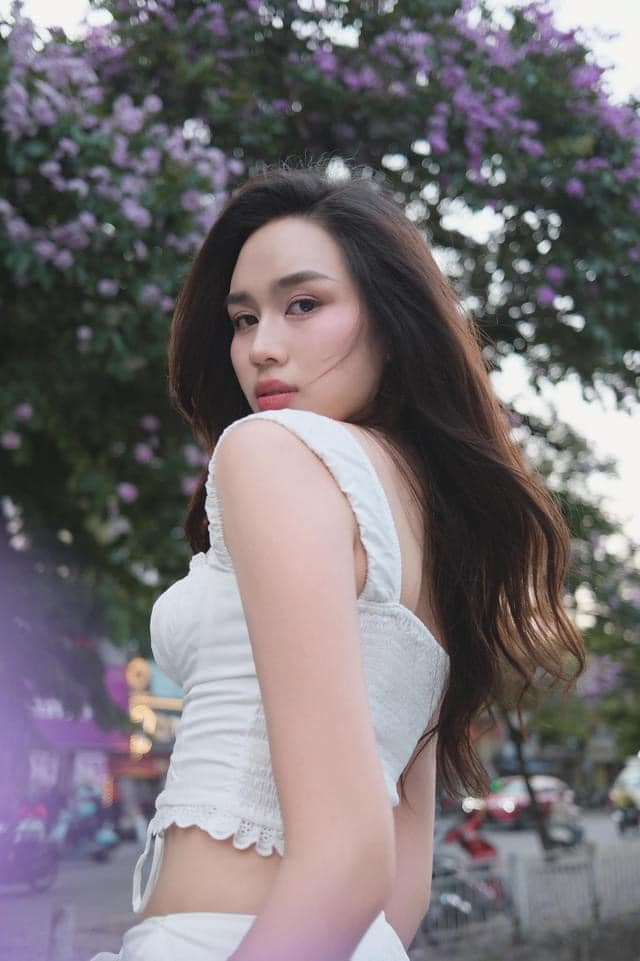 Với lợi thế ngoại hình, gương mặt không góc chết, nhiều người cho rằng nàng hậu chỉ cần "thở thôi cũng có ảnh đẹp".