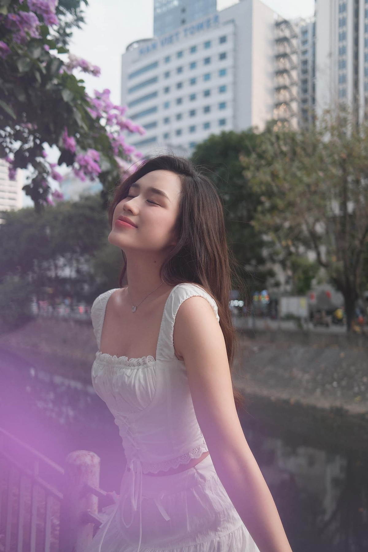 Cô diện set đồ trắng tinh khôi, trang điểm nhẹ nhàng cùng mái tóc xõa tự nhiên không cần tạo kiểu, mang đến vẻ đẹp trong trẻo, nữ tính.