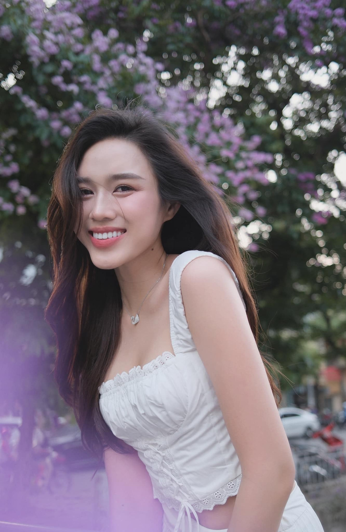 Nụ cười tỏa nắng làm say lòng người đối diện.