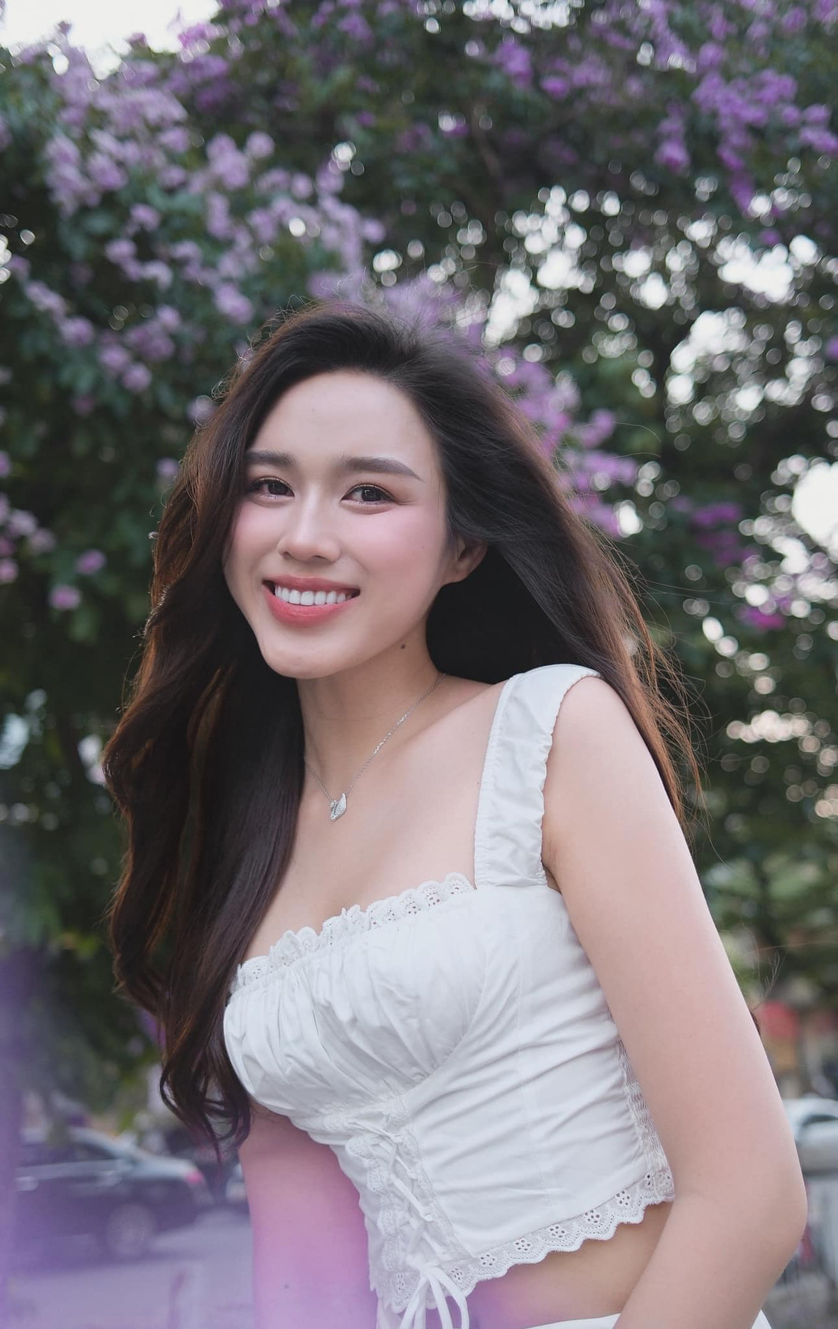 Gia nhập vào trend check-in cùng mùa hoa Hà Nội, hoa hậu Đỗ Thị Hà cũng nhanh chóng chia sẻ loạt ảnh ngọt ngào cũng hoa bằng lăng.