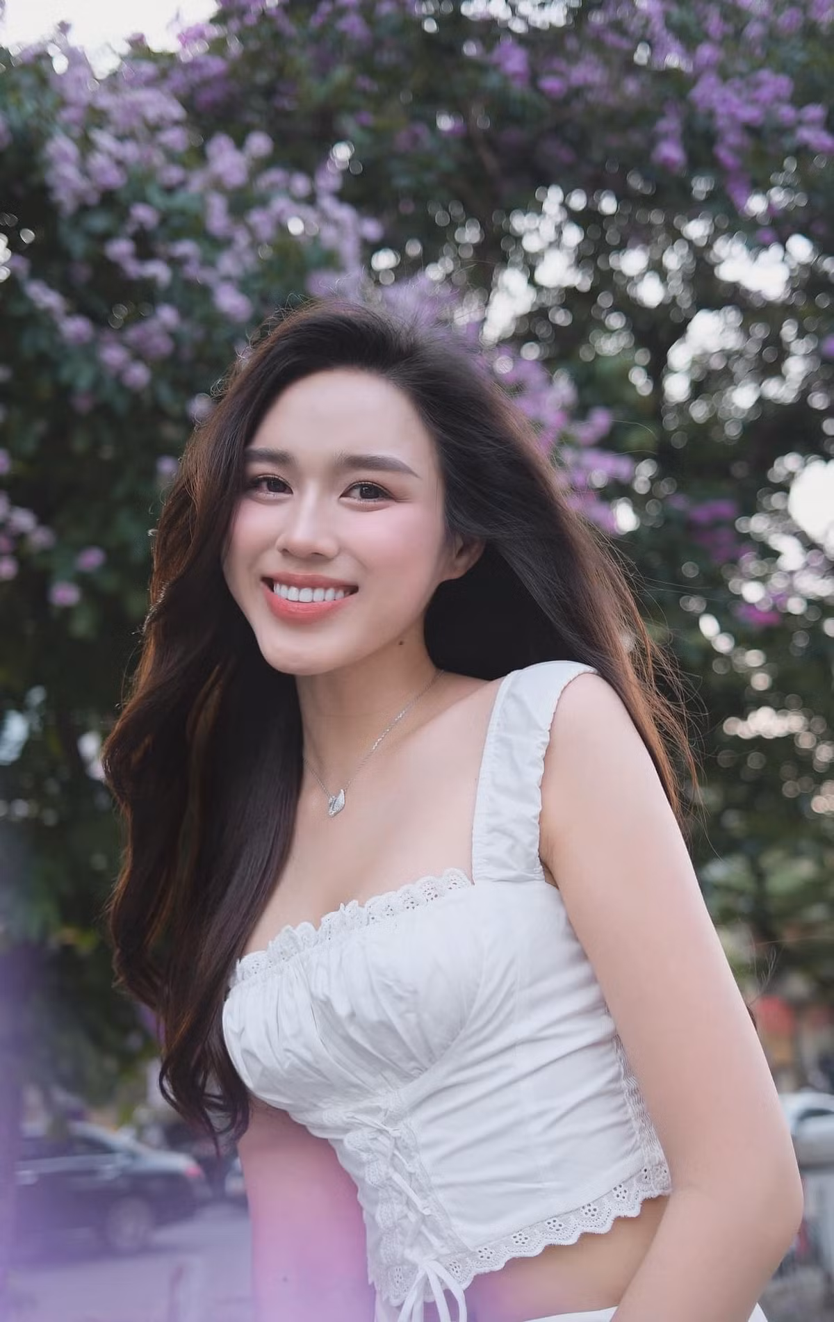 Gia nhập vào trend check-in cùng mùa hoa Hà Nội, hoa hậu Đỗ Thị Hà cũng nhanh chóng chia sẻ loạt ảnh ngọt ngào cũng hoa bằng lăng.