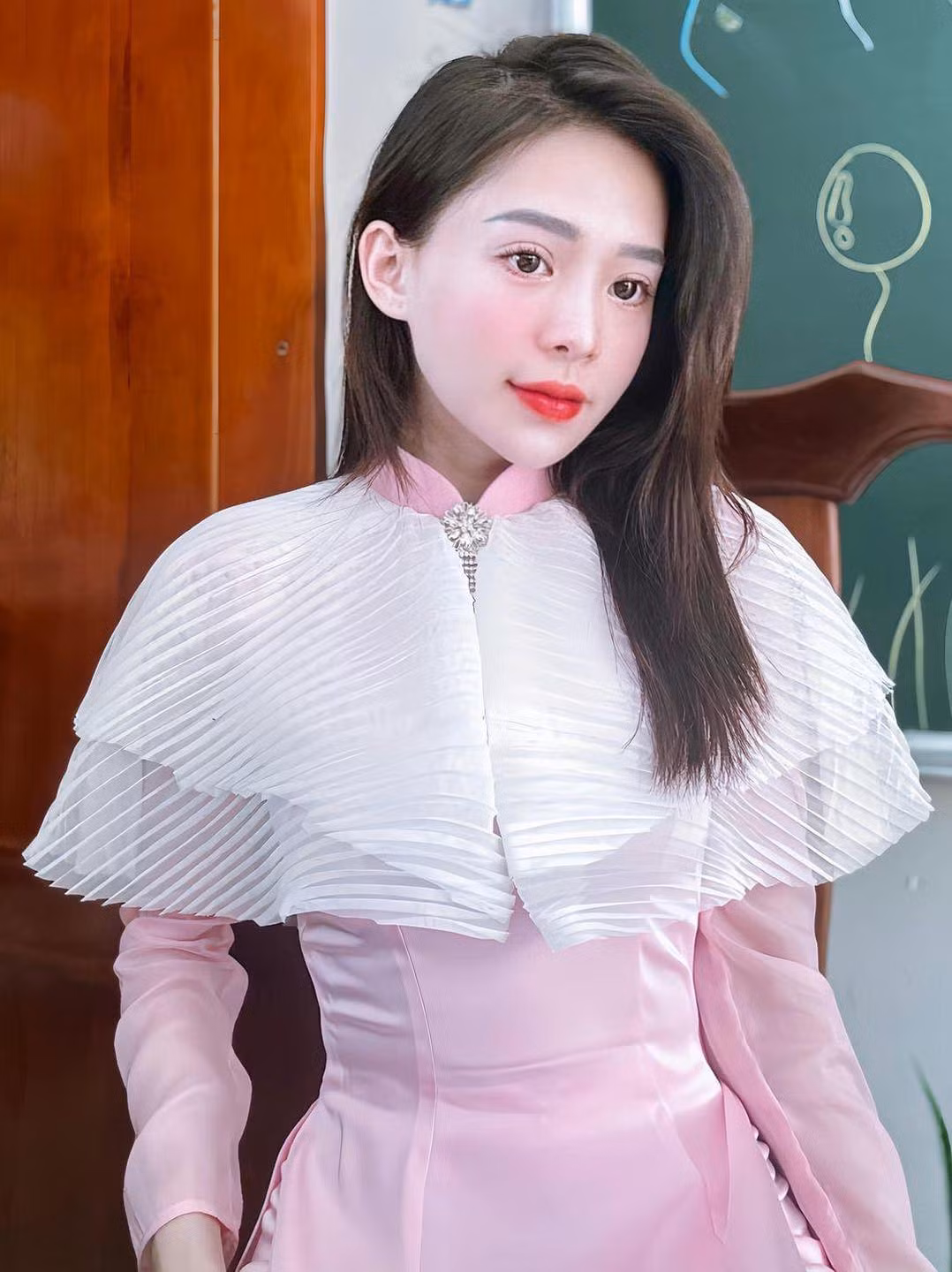 Hóa ra đây chính là những thiết kế được chính cô giáo này tự tay cắt may, những tà áo dài tươi tắn được cách điệu không cái nào giống cái nào, và cùng chẳng không hề rập khuôn với những kiểu áo đơn giản hay truyền thống.