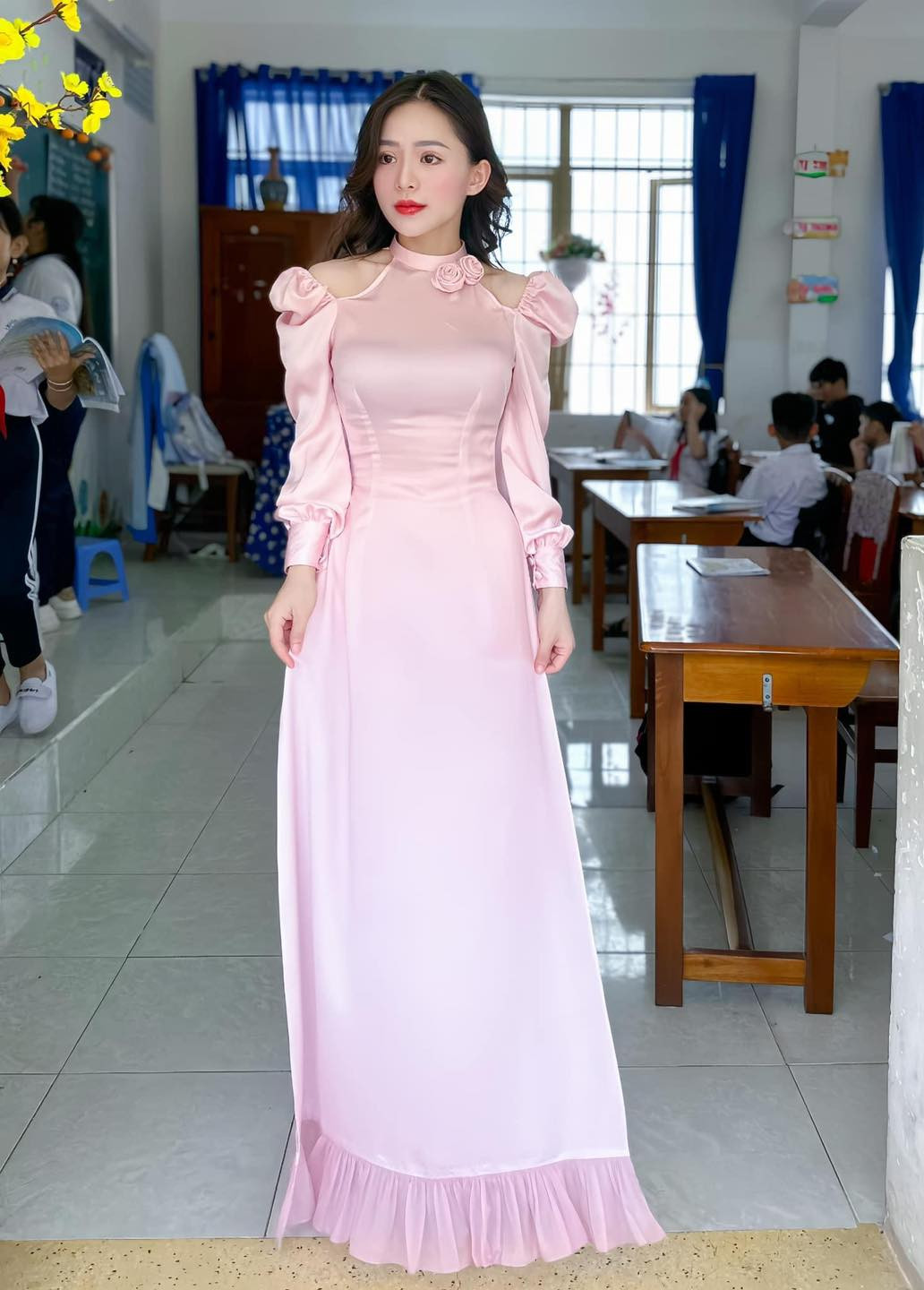 Trên trang cá nhân của mình, cô giáo GenZ thu hút người hâm mộ bởi ngoại hình trẻ trung, xinh đẹp chẳng thua các hot girl.