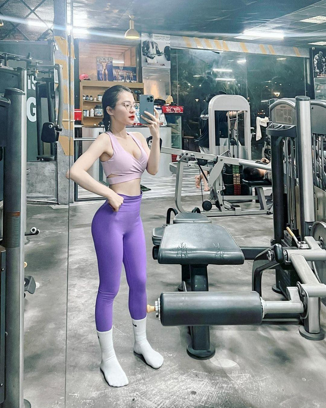 Ngoài giờ lên lớp, cô giáo này cũng chăm chỉ đến phòng tập để có được vóc dáng đẹp và cân đối.