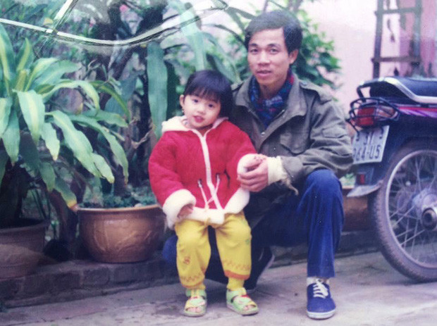 So với hình ảnh khi trưởng thành, khuôn mặt của "Đàm tổng" lúc bé không khác gì mấy, sự đáng yêu, dễ thương vẫn giữ trên gương mặt cho đến hiện tại. Chỉ có điều, cô nàng ngày càng trở nên sắc sảo và quyến rũ hơn thôi.