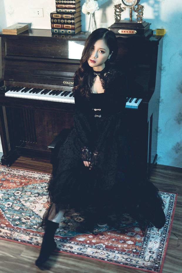 Nắng ở thời điểm hiện tại sở hữu đôi mắt to tròn, nụ cười toả nắng, phong cách cũng thay đổi với nét đẹp sắc sảo hơn xưa.