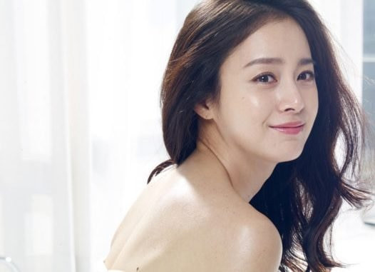 Kim Tae Hee được coi là một trong những người nổi tiếng xinh đẹp nhất trong ngành giải trí Hàn Quốc, dù cô có chiều cao khiêm tốn 155cm.