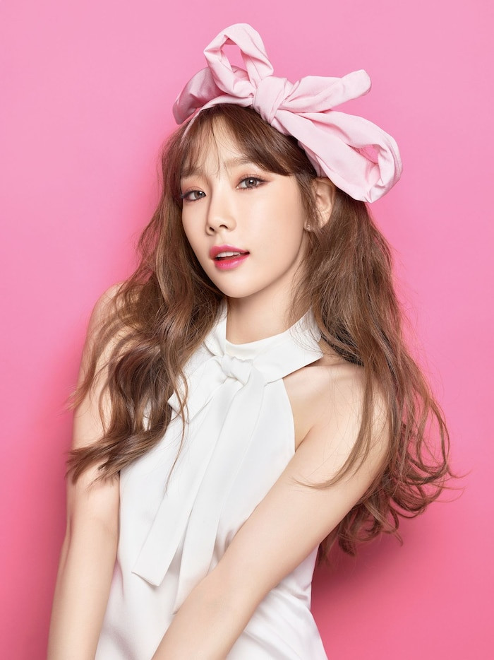Taeyeon cũng cao khoảng 155 cm, nhưng tài năng và vẻ đẹp đáng kinh ngạc của cô ấy thường làm lu mờ điểm yếu này. Tính cách sôi nổi và thân thiện của cô cũng là điểm thu hút nhiều người hâm mộ.
