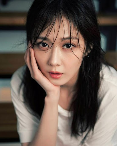 Jang Nara được coi là ma cà rồng trong ngành công nghiệp giải trí Hàn Quốc do cô trẻ mãi không già. Nhiều người bỏ qua chiều cao 156cm của cô vì vẻ đẹp vượt thời gian này.