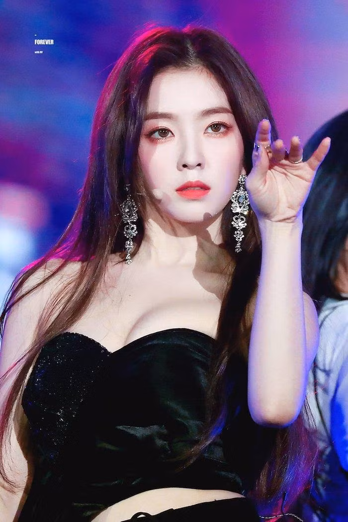 Nhiều người nghi ngờ rằng Irene thấp hơn chiều cao được SM công cố là 161cm. Tuy nhiên, Irene vẫn thu hút nhiều người hâm mộ nhờ sự quyến rũ và tài năng của mình.