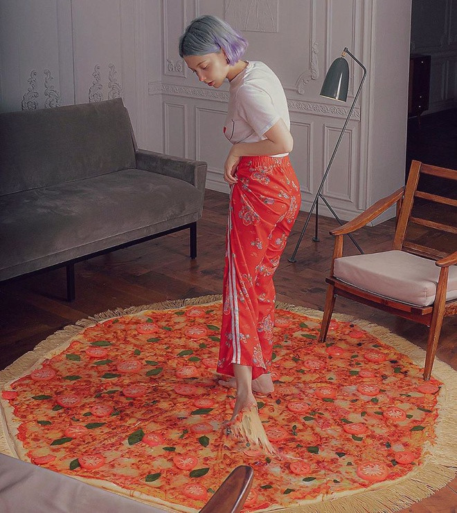 Năm 2017, cô được trang Metropoles bình chọn là một trong những "hiện tượng MXH mới", đáng theo dõi của xứ bạch dương.