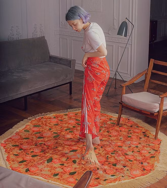 Năm 2017, cô được trang Metropoles bình chọn là một trong những "hiện tượng MXH mới", đáng theo dõi của xứ bạch dương.