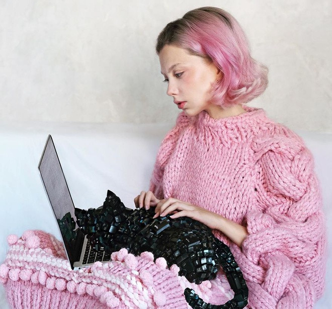 Sở hữu nhan sắc nổi bật, song ít khi Sheidlina đăng ảnh chụp cận mặt trên trang cá nhân. Cô hiện là người mẫu của nhiều thương hiệu thời trang, mỹ phẩm như Nike, L’Oréal...