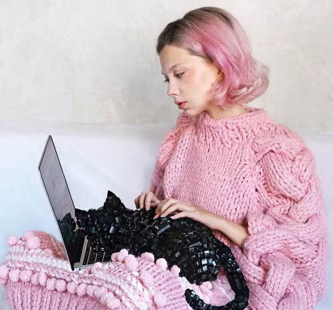 Sở hữu nhan sắc nổi bật, song ít khi Sheidlina đăng ảnh chụp cận mặt trên trang cá nhân. Cô hiện là người mẫu của nhiều thương hiệu thời trang, mỹ phẩm như Nike, L’Oréal...