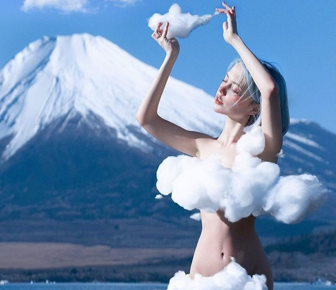 Theo Bored Panda, các tác phẩm không giống ai của Sheidlina là sự kết hợp giữa nghệ thuật nhiếp ảnh, kỹ thuật số, thời trang và trang điểm. Những bức ảnh gây ấn tượng vì tạo ra ảo giác quang học, đánh lừa thị giác.