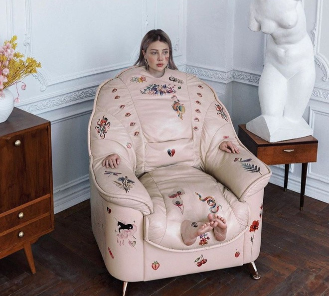 Trang cá nhân của hot girl 26 tuổi ngập tràn những bức ảnh mang màu sắc kinh dị. Không ít người cho biết họ cảm thấy khó chịu khi nhìn vào những bức ảnh này song vẫn bị thu hút bởi sự mới lạ và ma mị của chúng.