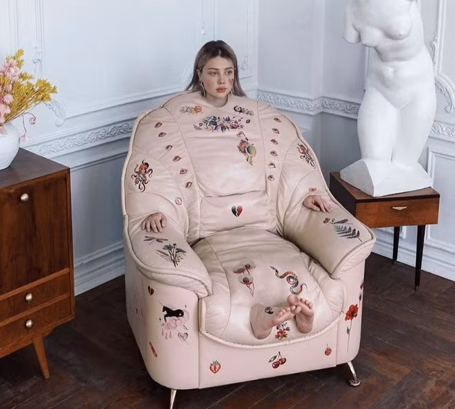 Trang cá nhân của hot girl 26 tuổi ngập tràn những bức ảnh mang màu sắc kinh dị. Không ít người cho biết họ cảm thấy khó chịu khi nhìn vào những bức ảnh này song vẫn bị thu hút bởi sự mới lạ và ma mị của chúng.