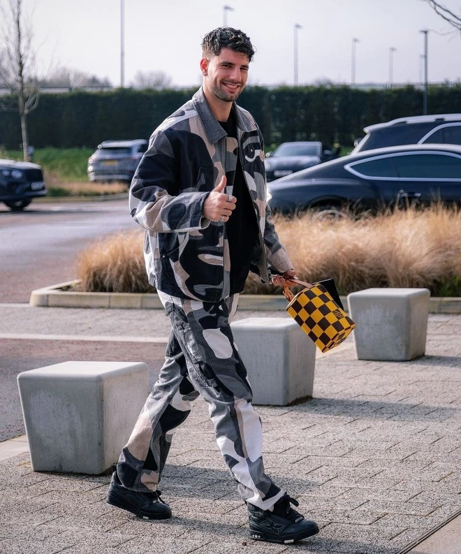 Rời màu áo đấu, anh quay lại phong cách thời trang quen thuộc là giày sneaker, những bộ đồ thoải mái, trẻ trung