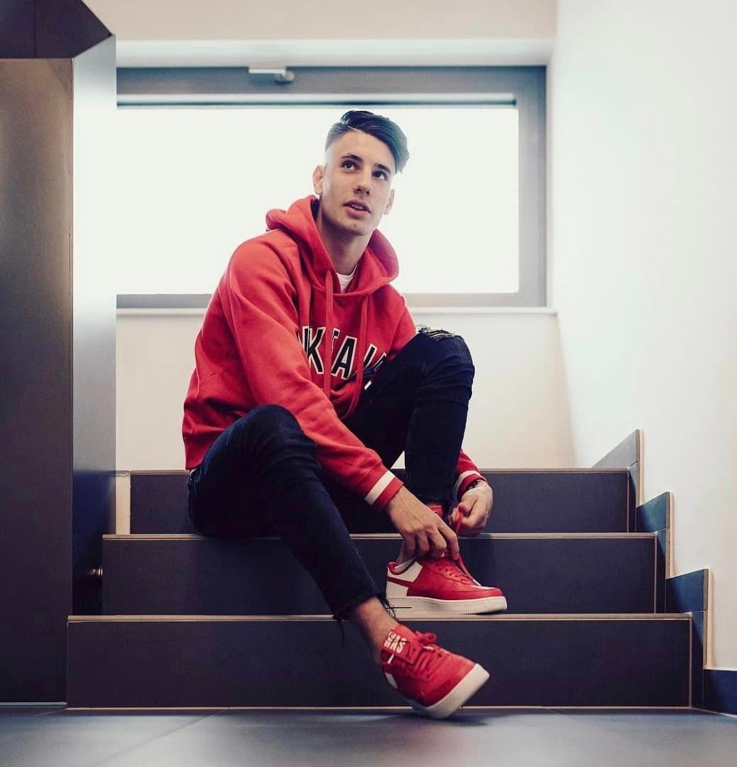 Mặc dù để thua Thụy Sĩ với tỉ số 1-3, tuy nhiên không thể phủ nhận sự cố gắng của Dominik Szoboszlai. Anh có cú treo bóng chính xác để Barnabas Varga đánh đầu cận thành, rút ngắn cách biệt nhưng chưa thể giúp Hungary có được chiến thắng.