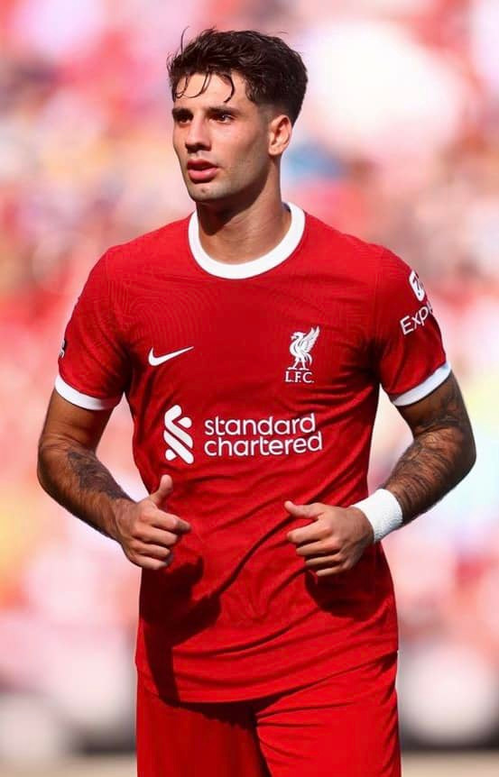 Bên cạnh tài năng, ngôi sao sinh năm 2000 được nhiều người quan tâm bởi vẻ ngoài điển trai, gu thời trang năng động, trẻ trung.