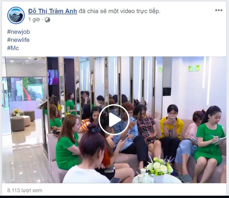 Mới đây, hot girl "Nóng lên cùng World Cup" Trâm Anh chia sẻ trên trang cá nhân clip quảng cáo của 1 thẩm mỹ viện với dòng caption ngắn gọn: "New job, new life" (Công việc mới, cuộc sống mới".
