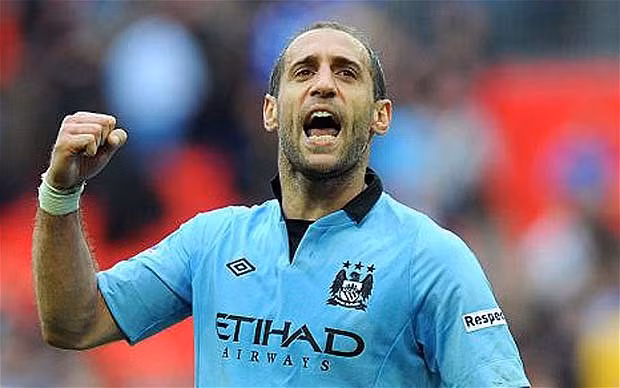 Hậu vệ: Pablo Zabaleta (Manchester City – Argentina). Việc chiếm lĩnh một suất chính thức bên hành lang cánh phải của á quân bóng đá thế giới Argentina và đánh bật Bacary Sagna lên băng ghế dự bị tại Man City đủ nói lên trình độ của Zabaleta như thế nào. Anh cũng được đánh giá là một trong những hậu vệ phải hay nhất Premier League và bình diện châu Âu trong vài năm trở lại đây.