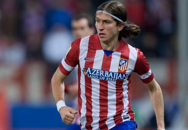 Filipe Luis (Chelsea – Brazil): Thi đấu máu lửa, chắc chắn, dễ hiểu vì sao anh lại được Mourinho rước về từ Atletico Madrid. Mùa giải vừa qua, Luis góp công rất lớn trong việc mang về phòng trưng bày của Atletico Madrid chức vô địch La Liga và giúp đội bóng này lọt tới chung kết cúp C1 châu Âu.