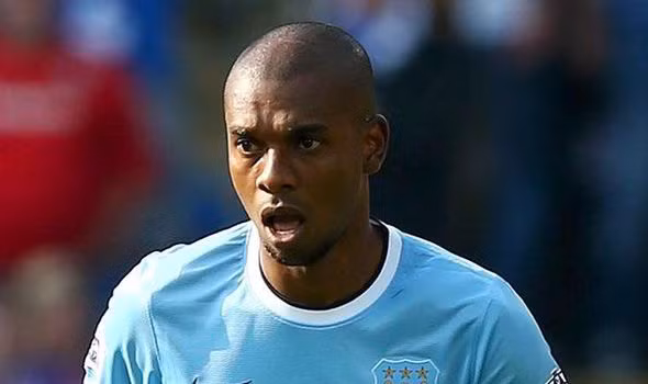 Fernandinho (Manchester City – Brazil):Được mệnh danh là “cỗ máy chém” tại sân Etihad, Fernandinho là một trong những nhân tố chính giúp Man City giành ngôi vương Premier League 2013-2014. Sở hữu nền tảng thể lực sung mãn, khả năng chuyền bóng tốt cùng tinh thần thi đấu máu lửa. Anh luôn được đánh giá là một trong những tiền vệ trung tâm xuất sắc nhất Premier League.