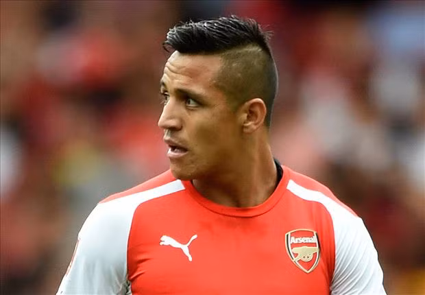 Tiền đạo: Alexis Sanchez (Arsenal – Chile), người hùng mới của các CĐV Arsenal . Anh tiếp tục là đầu tàu giúp Pháo thủ bay cao trên bảng xếp hạng và mơ một suất dự Champions League mùa sau. Thi đấu ở vị trí tiền đạo cánh và đôi khi lui về đá dạt cánh. Sanchez sở hữu lối đậm chất kỹ thuật và thi đấu bùng nổ. Anh luôn là cứu tinh của Arsenal mỗi khi đội bóng cần.
