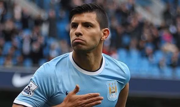 Sergio Aguero (Manchester City – Argentina): Chân sút chủ lực của đội bóng nửa thành Manchester là một cái tên không thể thiếu trong đội hình này. Phẩm chất săn bàn đáng sợ, anh là mẫu tiền đạo rất nguy hiểm trong vòng cấm và phá bẫy việt vị. Lối chơi thông minh và những cú dứt điểm vào góc xa là nét nổi bật của cầu thủ này. 2 chức vô địch Premier League gần đây của Man City đều có sự đóng góp đáng kể của cầu thủ này.