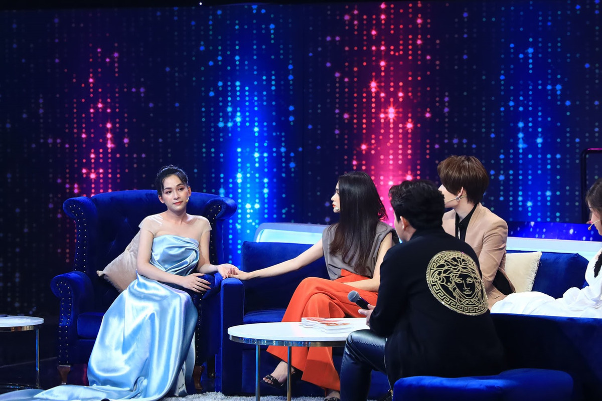 Chưa kịp quên đi chuyện tình buồn của Hà An, khán giả nhanh chóng săm soi nhan sắc của cô nàng. Sau đó, so sánh khi lên sóng và ngoài đời thực qua chuyện makeup, tóc tai của cô nữ chính này.