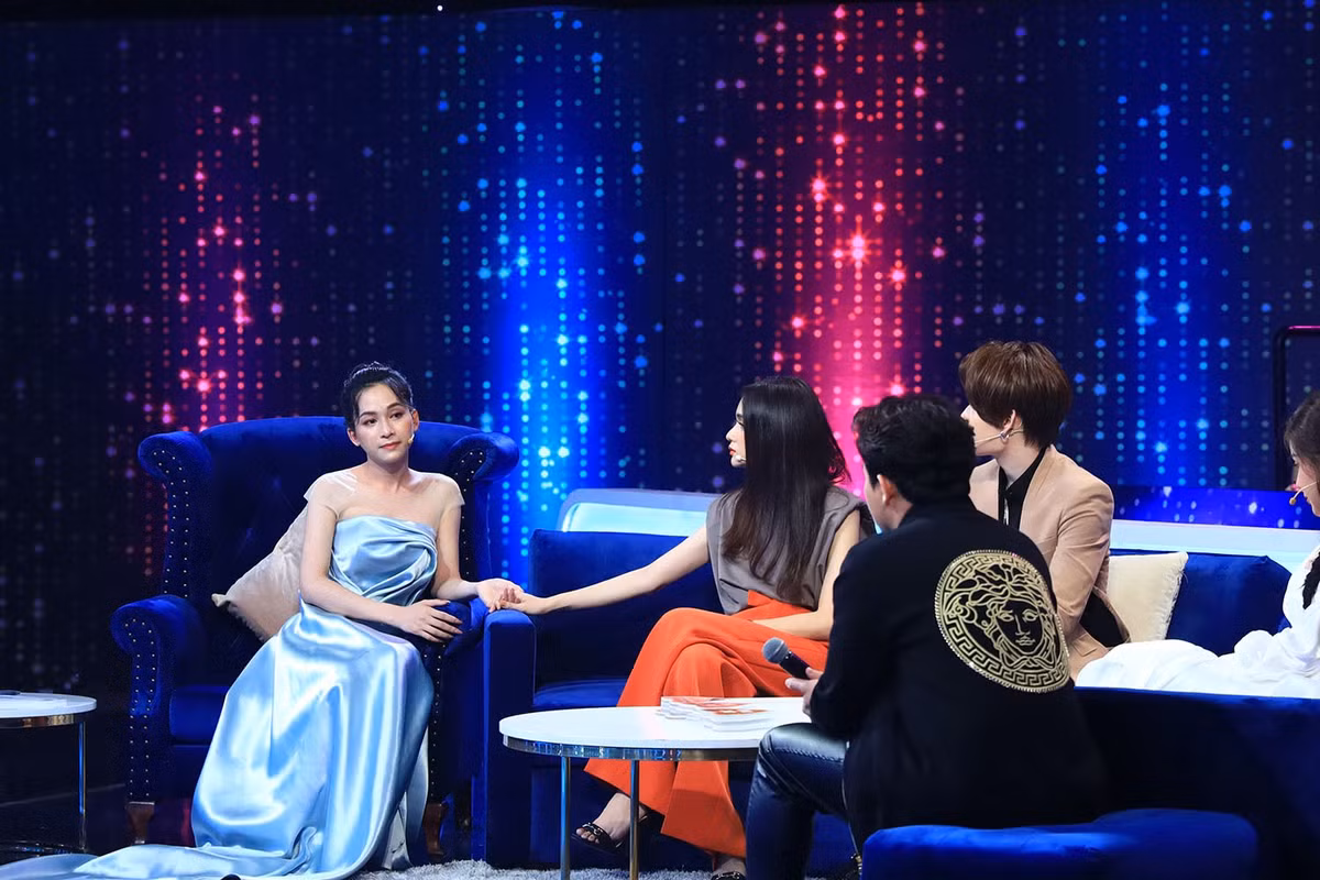 Chưa kịp quên đi chuyện tình buồn của Hà An, khán giả nhanh chóng săm soi nhan sắc của cô nàng. Sau đó, so sánh khi lên sóng và ngoài đời thực qua chuyện makeup, tóc tai của cô nữ chính này.