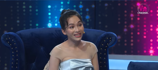 Thế nhưng khi lên hình, nữ chính Người ấy là ai lại làm tóc búi cao rồi để phần mái rủ phía trước. Chính điều này khiến netizen cho rằng cô nàng trông không ấn tượng bằng lúc quay clip giới thiệu, thậm chí có phần già trước tuổi.