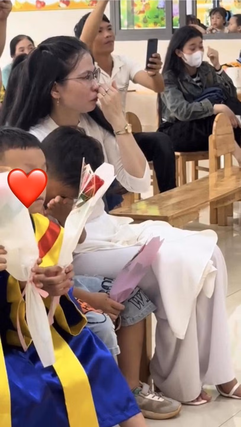 Gần đây câu chuyện một bé trai không có phụ huynh trong ngày tổng kết năm học cũng khiến nhiều người xúc động.