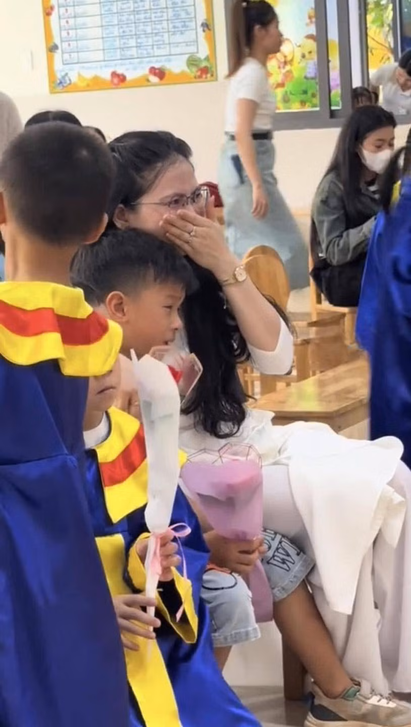 Ngày quan trọng như tổng kết, trẻ con ai cũng mong muốn có bố mẹ cạnh bên là nguồn động viên to lớn.