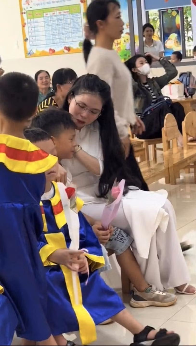 Được biết do công việc bận rộn nên ba mẹ em không thể đến dự lễ tổng kết với em được, cô giáo của em đã không kiềm được nước mắt, chạy đến và an ủi em.