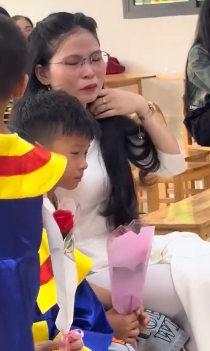 Nhìn gương mặt của bé trai, ai nấy cũng đều thương cho em. Đồng thời, nhiều người cũng ca ngợi cô giáo đã có hành động đẹp, ở bên an ủi học trò tỏng phút giây quan trọng.