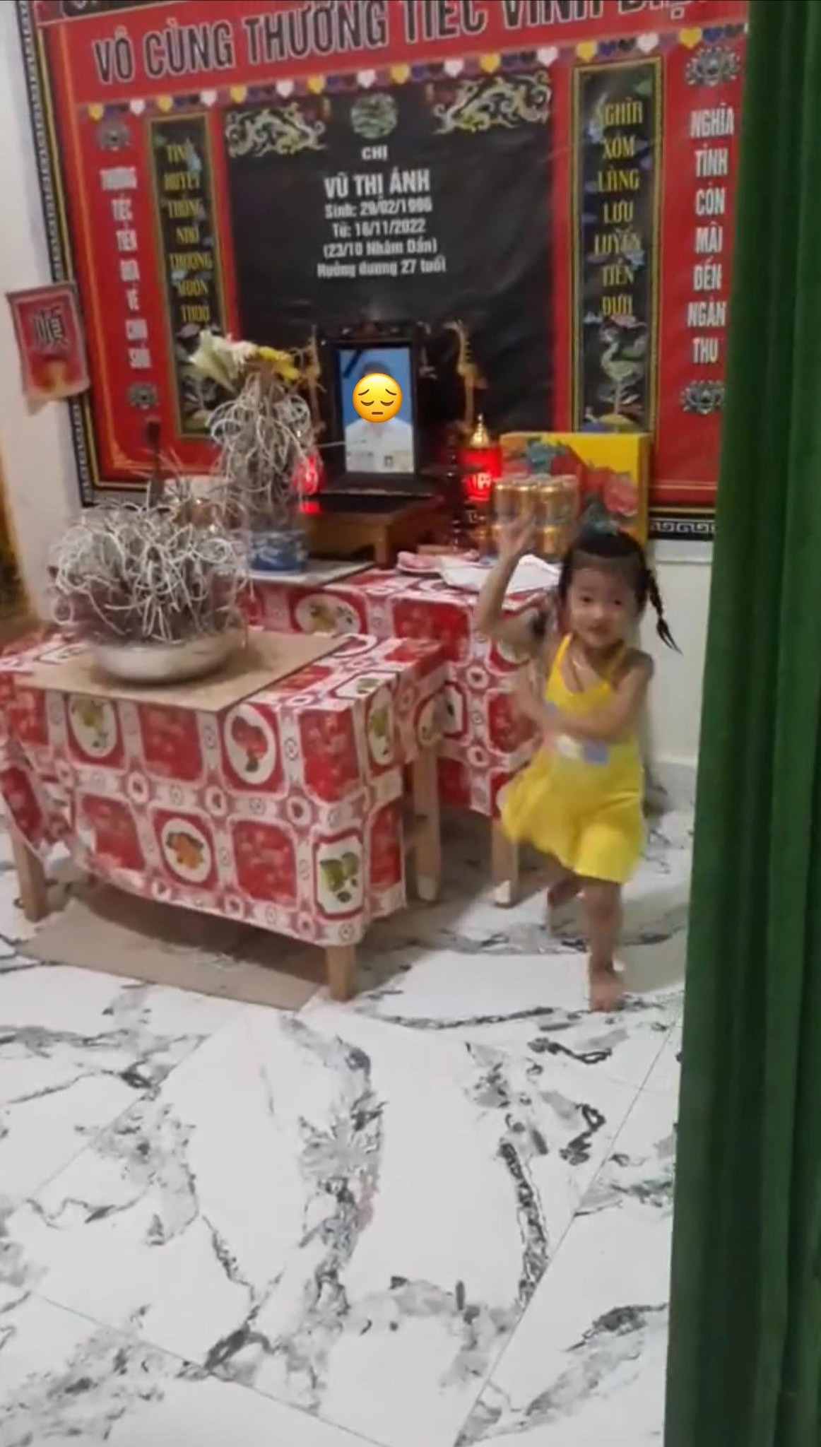 Nhìn gương mặt hớn hở của cô bé, ở nơi xa chắc mẹ của em cũng đang tự hào về em lắm.